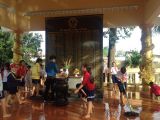 Các em lau chùi quét dọn  đài tưởng niệm anh hùng liệt sĩ