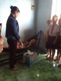 Các em thăm hỏi và tặng quà mẹ Việt Nam anh hùng Nguyễn Thị Khoe