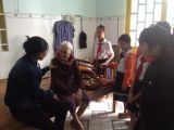 các em trò chuyện và thăm hỏi sức khỏe mẹ Trần Thị Lợt