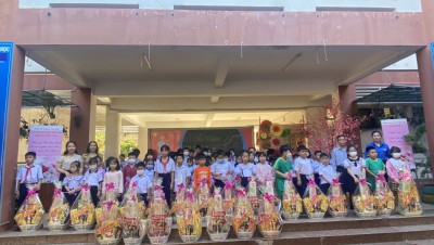 Chương trình "Thắp sáng ước mơ" Trao quà tết học sinh nghèo năm học 2022-2023