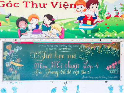 Tổ chức giờ học mở và sinh hoạt chuyên đề môn mĩ thuật tại trường Tiểu học Hòa Phú