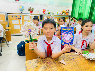 Tổ chức giờ học mở và sinh hoạt chuyên đề môn mĩ thuật tại trường Tiểu học Hòa Phú