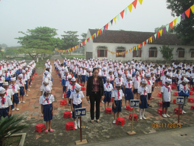 Thầy giáo cùng học trò tưởng niệm liệt sĩ chiến tranh biên giới