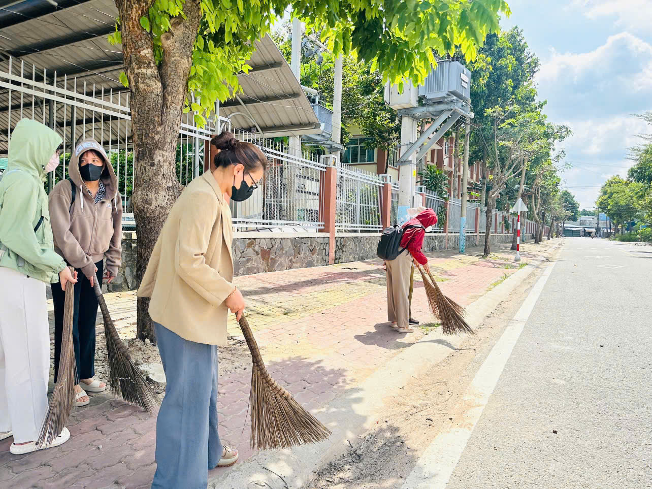 Trường Tiểu học Hòa Phú lao động vệ sinh chuẩn bị cho năm học mới 2025 - 2026