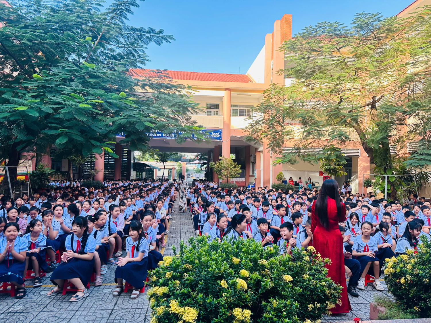 Trường Tiểu học Hòa Phú-Giáo dục an toàn giao thông cho học sinh - Chủ đề: “Tham gia giao thông an toàn”