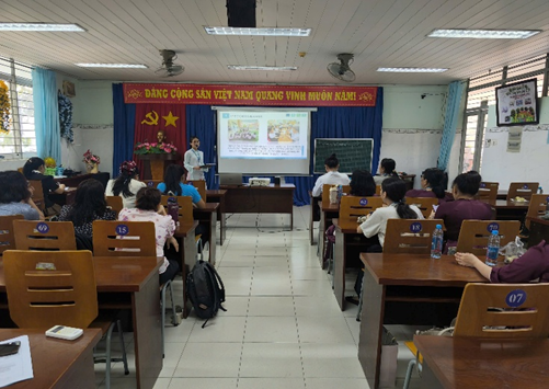 Tổ khối 2 tổ chức báo cáo chuyên đề và tiết dạy minh họa