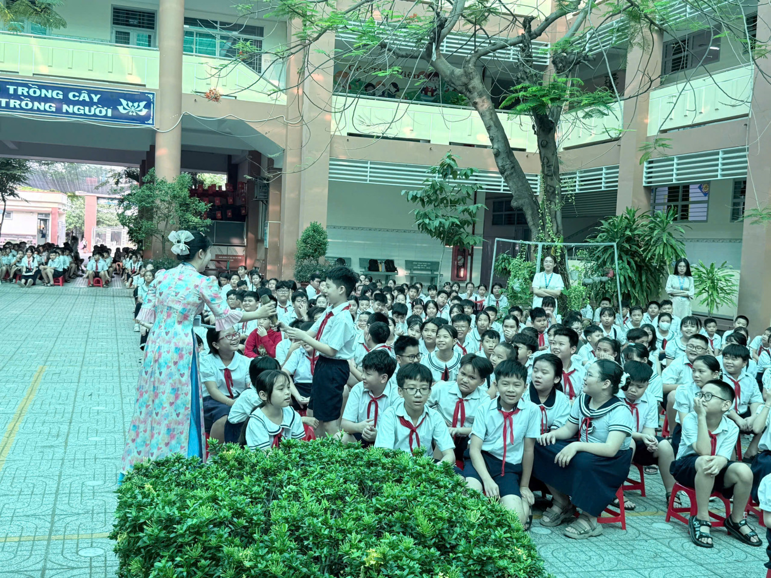 SINH HOẠT CHỦ ĐỀ: “VĂN HÓA GIAO TIẾP, TRANG PHỤC TRONG TRƯỜNG HỌC