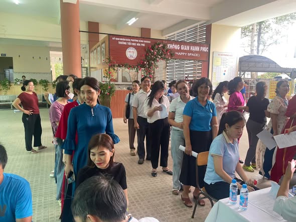 Trường Tiểu học Hòa Phú tổ chức khám sức khỏe định kỳ cho cán bộ, giáo viên, nhân viên nhà trường