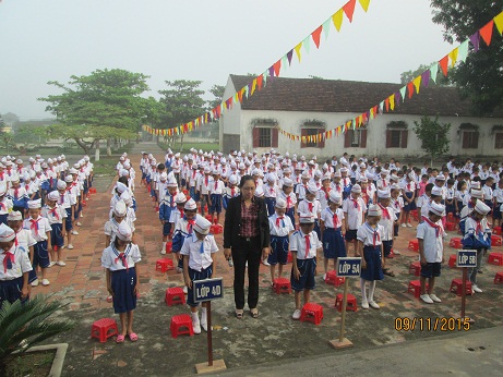 Thầy giáo cùng học trò tưởng niệm liệt sĩ chiến tranh biên giới
